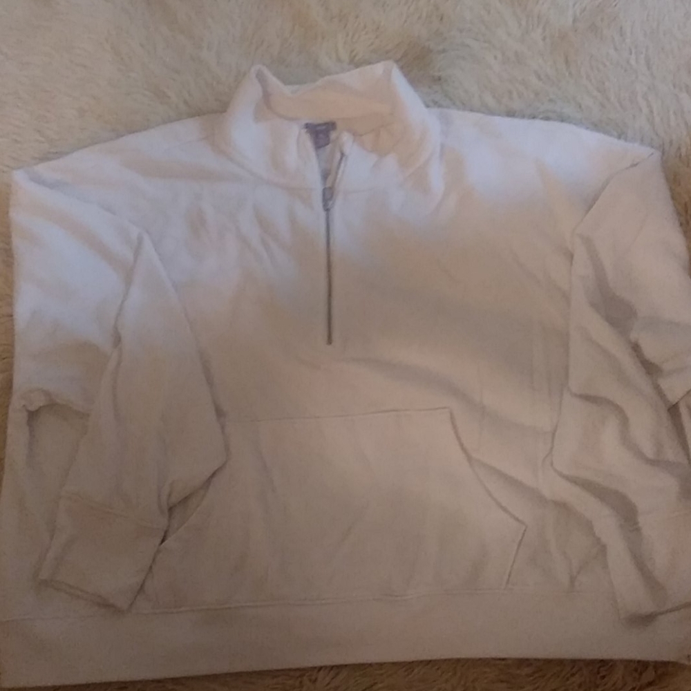 Sweatshirt with zipper and pocket
